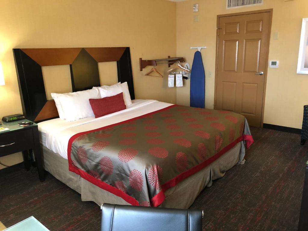 Ramada By Wyndham San Diego National City Photo 31