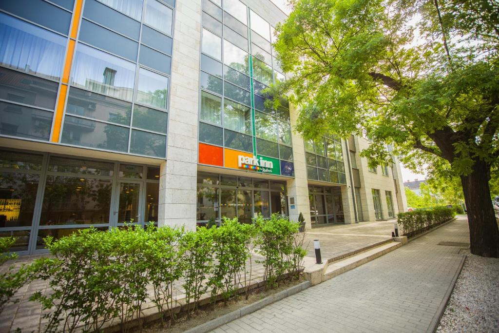 Entrance, Park Inn by Radisson Budapest in Budapest