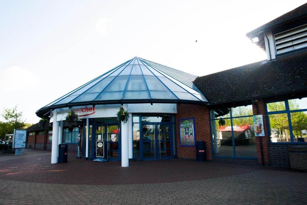 Days Inn by Wyndham Tewkesbury Strensham photo