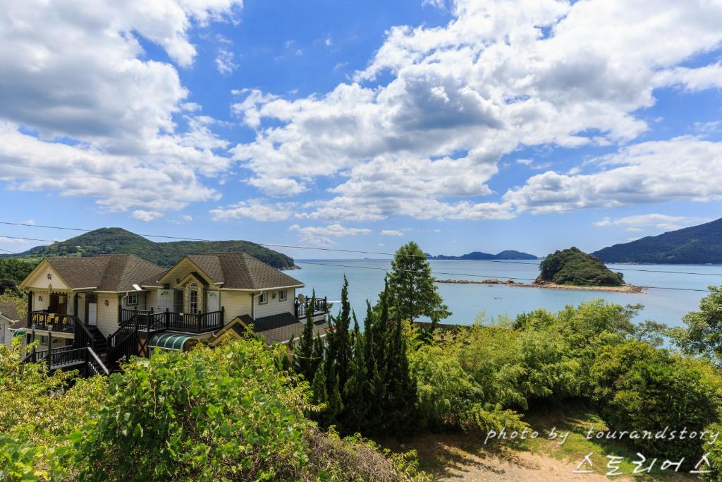 Geojae Seommaeul Pension photo