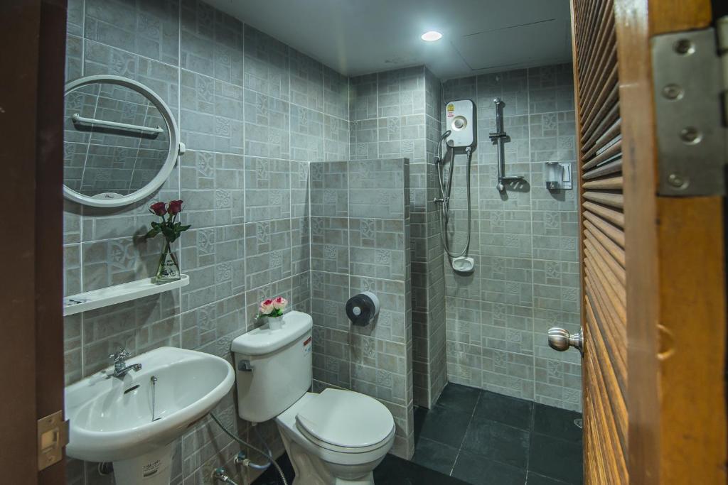Bathroom, Lanta Nice Beach House in Koh Lanta