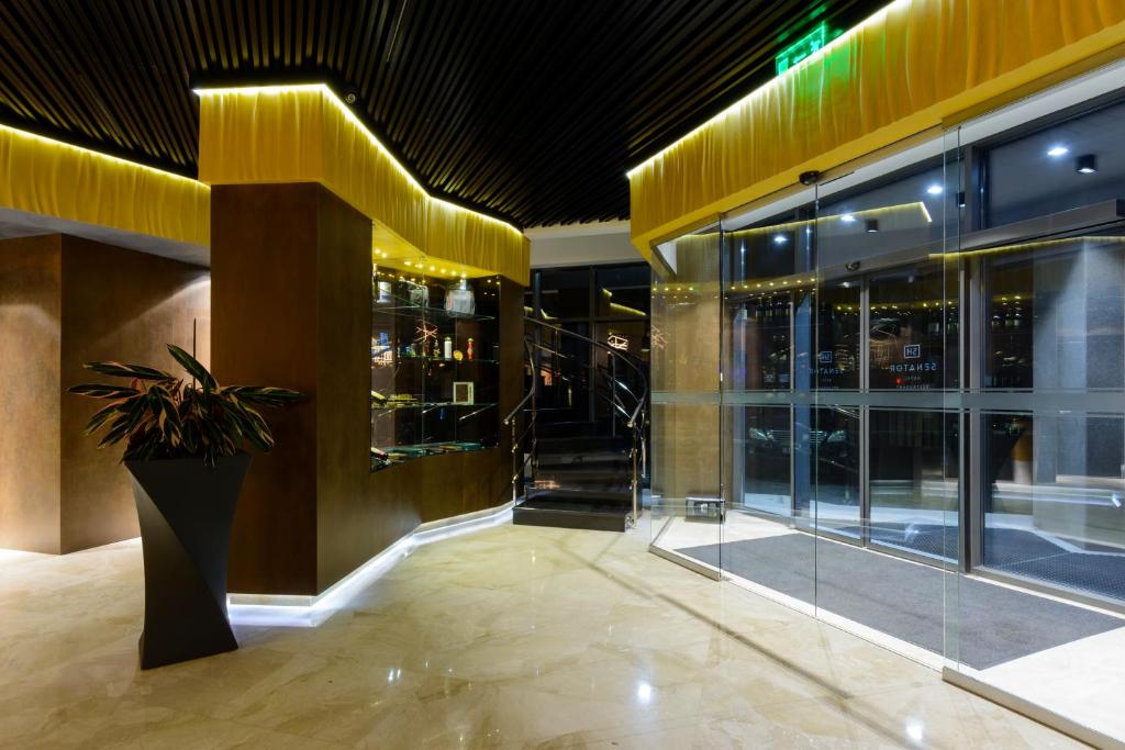 5. Hotel Se..