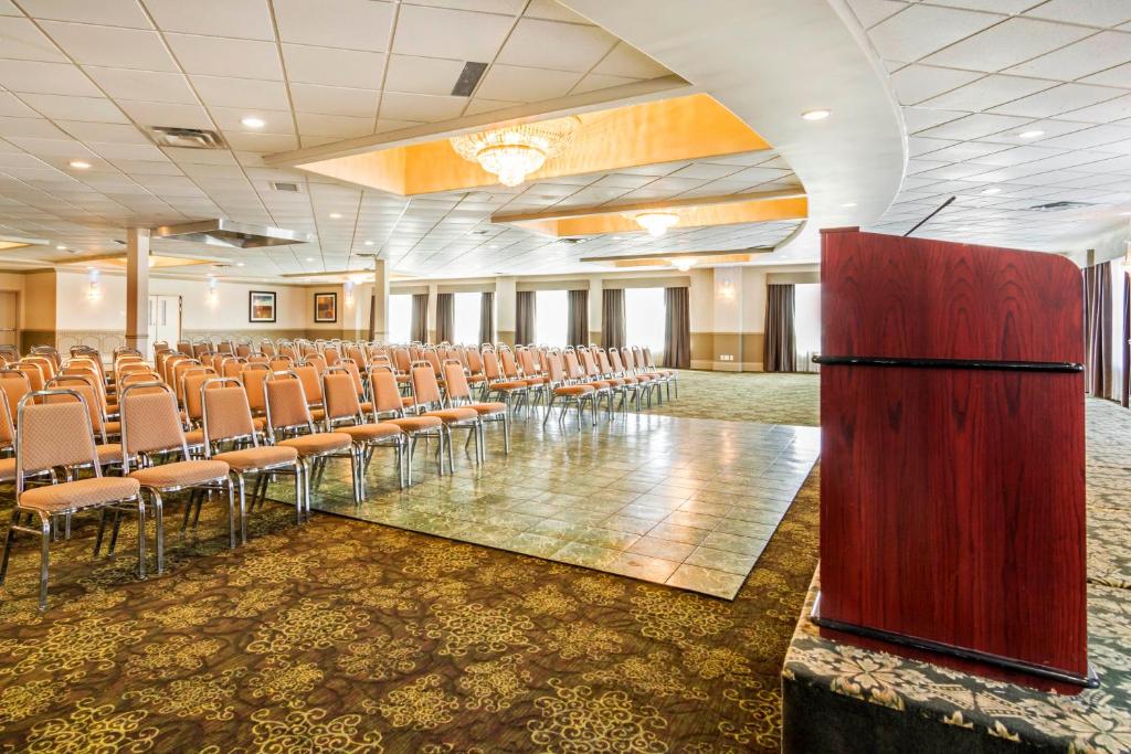 Clarion Hotel & Conference Center Sherwood Park Photo 30