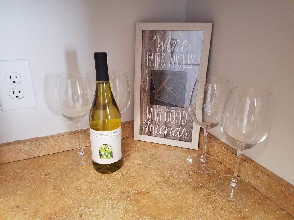 ☆Modern Comfort 2BR Apt + Fully Equipped/Furnished 5min Downtown☆ Main image 2