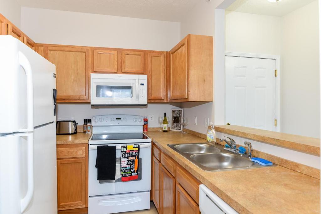 ☆Modern Comfort 2BR Apt + Fully Equipped/Furnished 5min Downtown☆ Main image 1