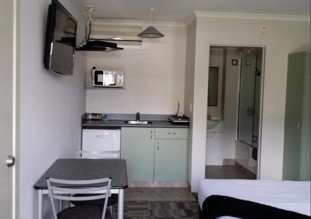 Kitchen, Abode On Courtenay Motor Inn in New Plymouth