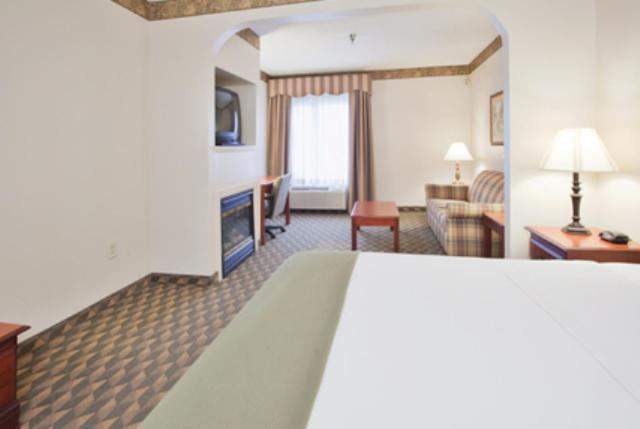 Holiday Inn Express Hotel & Suites Laurinburg By IHG
