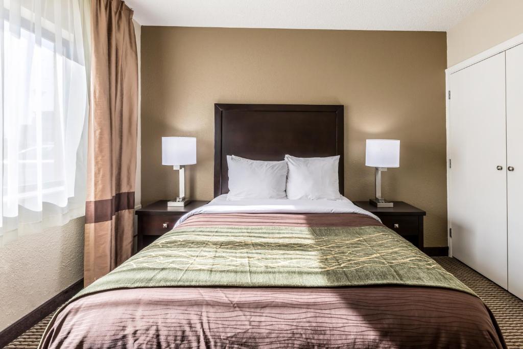 Detroit Regency Hotel photo