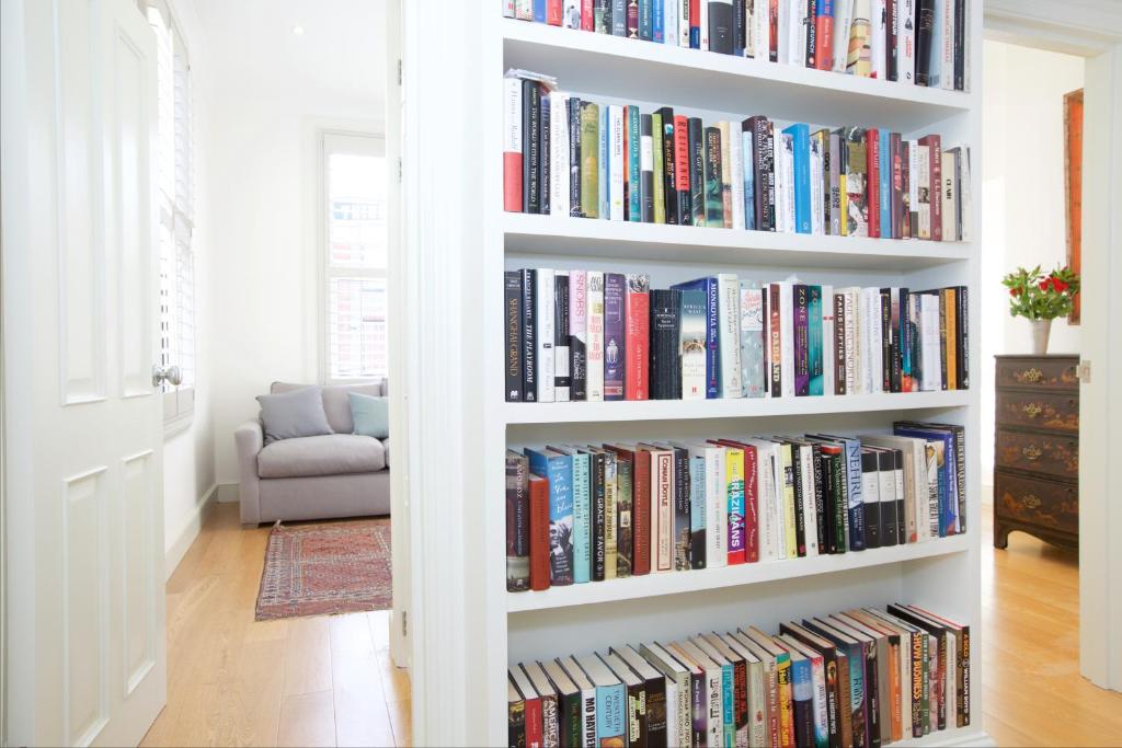 English Retro 2BR apt, moments from Battersea Park photo