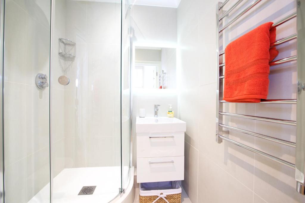 English Retro 2BR apt, moments from Battersea Park photo
