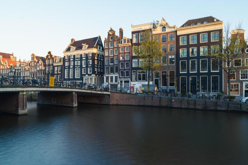 18th Century Groundfloor Canal House with patio/garden — Hotel in Amsterdam