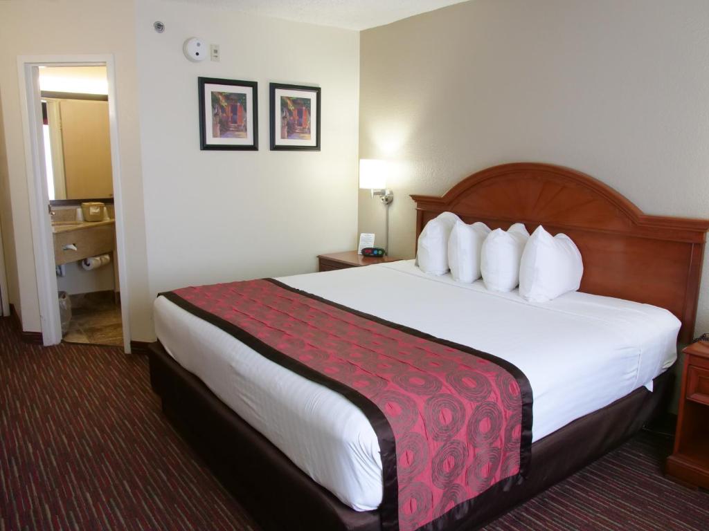 Baymont by Wyndham Louisville East photo