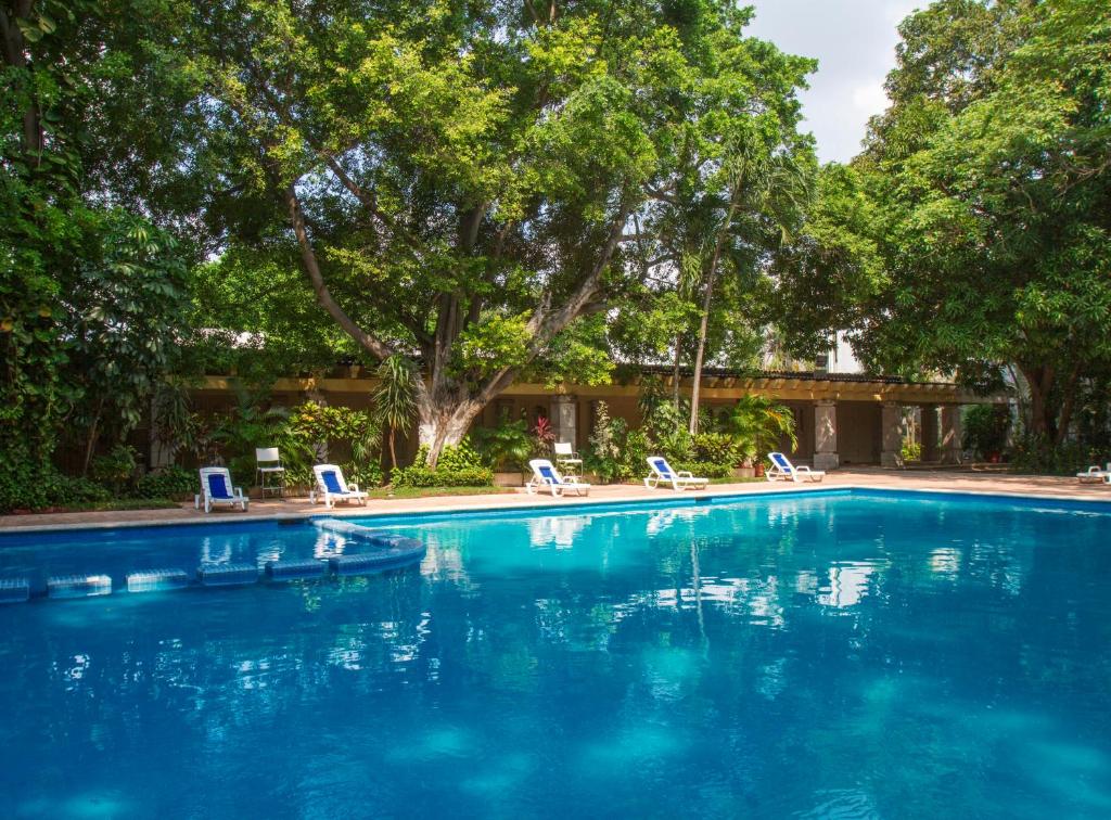 Swimming pool