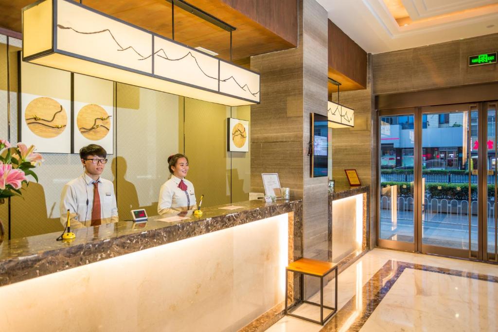 Front desk [24-hour]