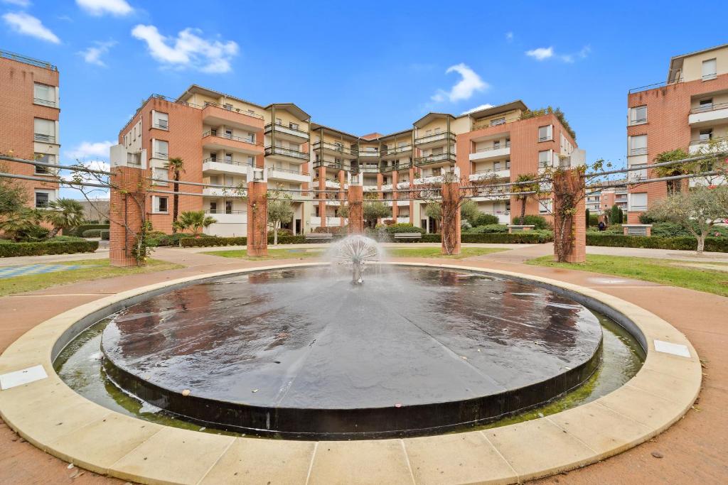 L Oasis studio proche hopital et aeroport Piscine Parking &Netflix photo