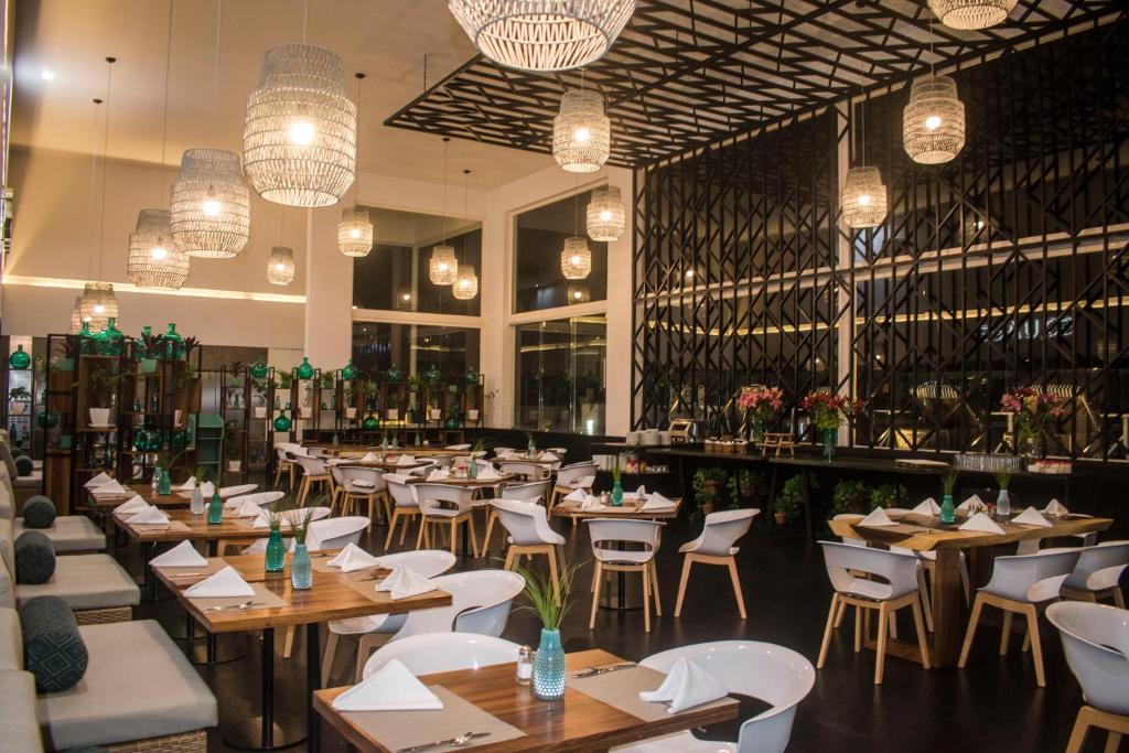 Restaurant, Square Small Luxury in Guadalajara