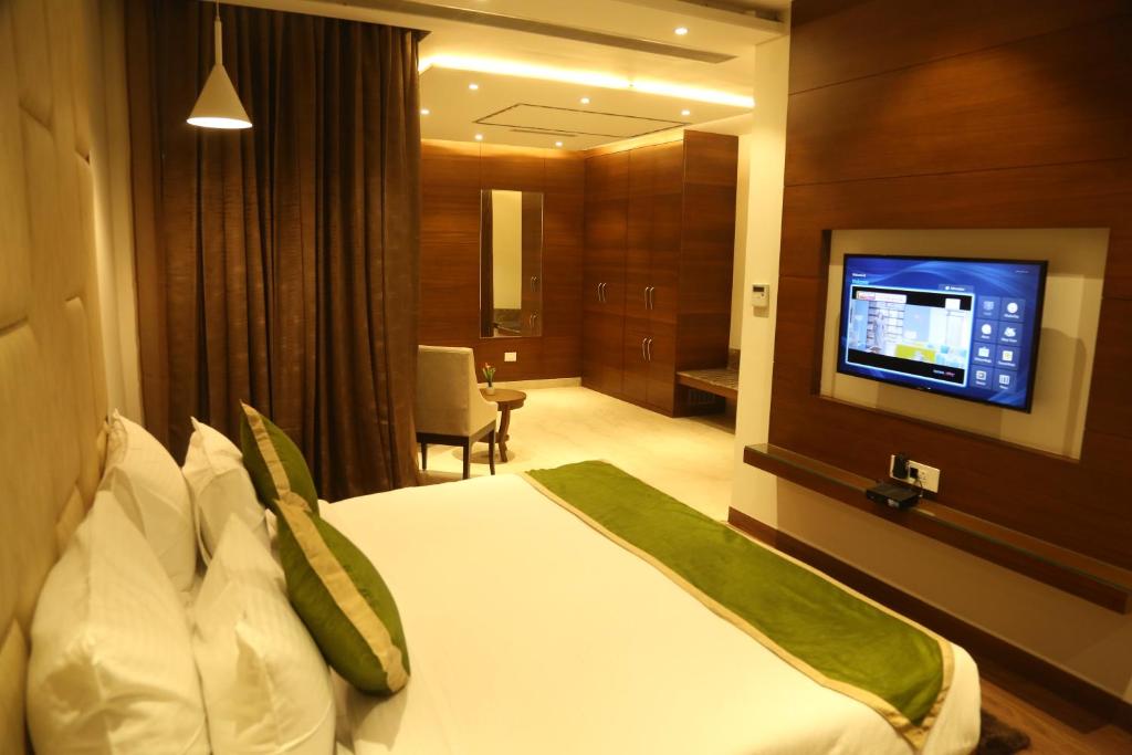 Hotel Maple Grand photo