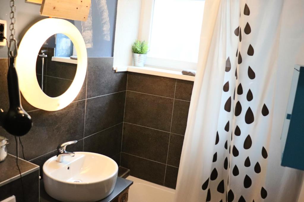 Ava apartment,speed Wi Fi,Netflix,between bus and train station photo