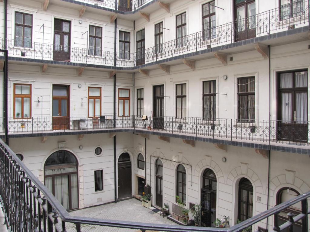 Pair of Kings | Budapest photo