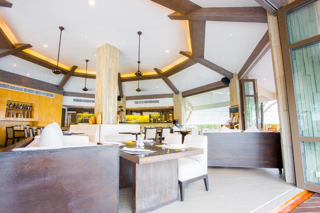 Restaurant, Novotel Rayong Rim Pae Resort in Rayong