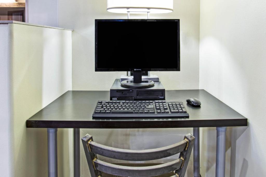 Days Inn by Wyndham Great Lakes - N. Chicago Photo 5