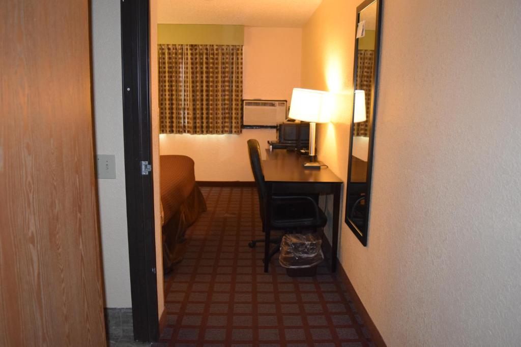 Super 8 By Wyndham Saginaw Photo 9