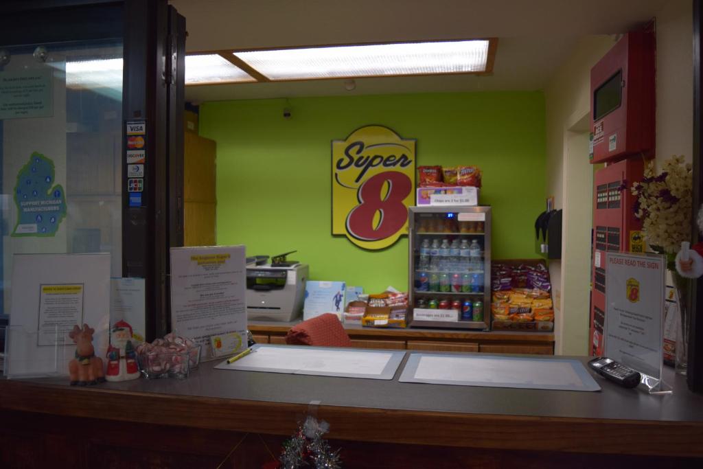 Super 8 By Wyndham Saginaw Photo 21