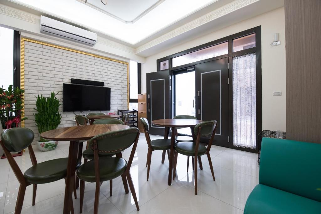 Shared lounge/TV area