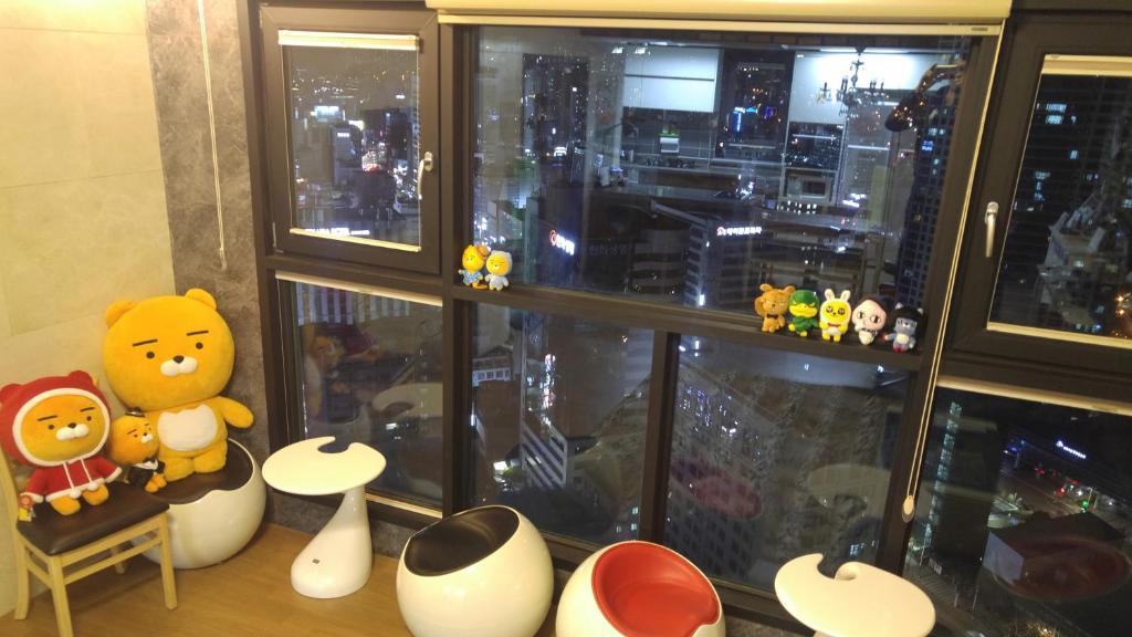 Shared lounge/TV area