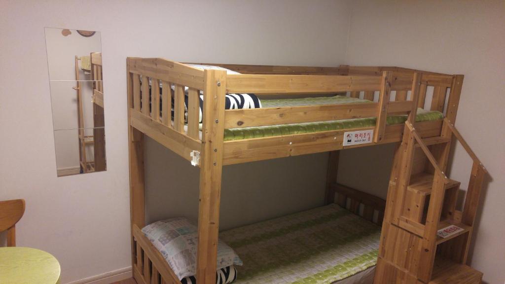 2 床混合宿舍房的 1 張床位