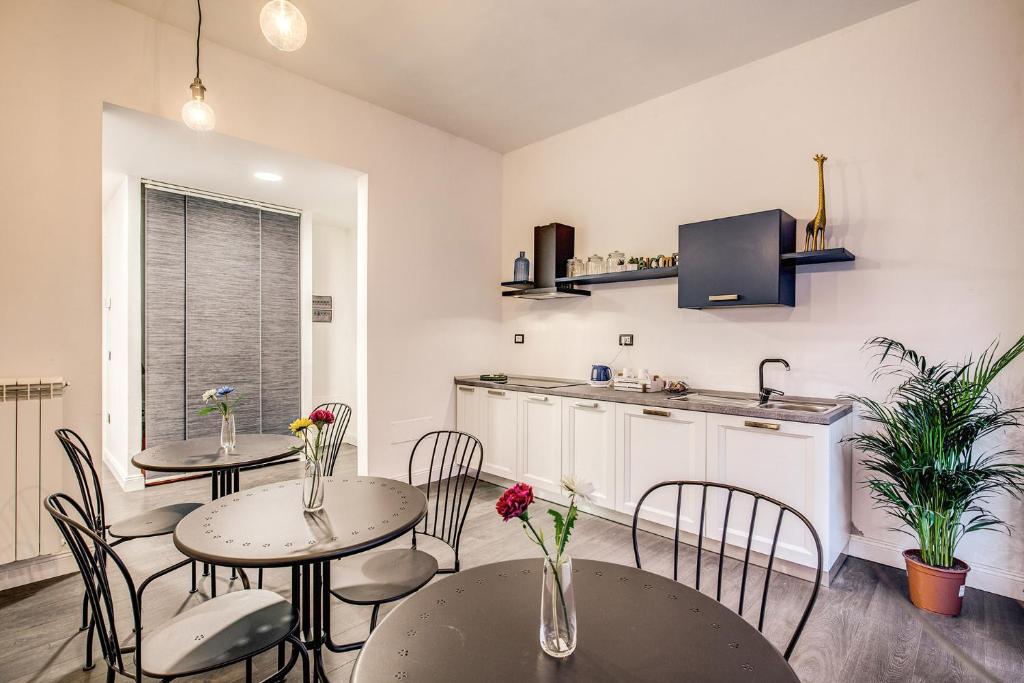 Kitchen, AwesHomeItaly - Hanging Gardens in Pisa