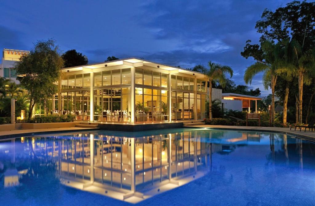 Luxury 2 Bedroom Bahia Principe Condo 전경