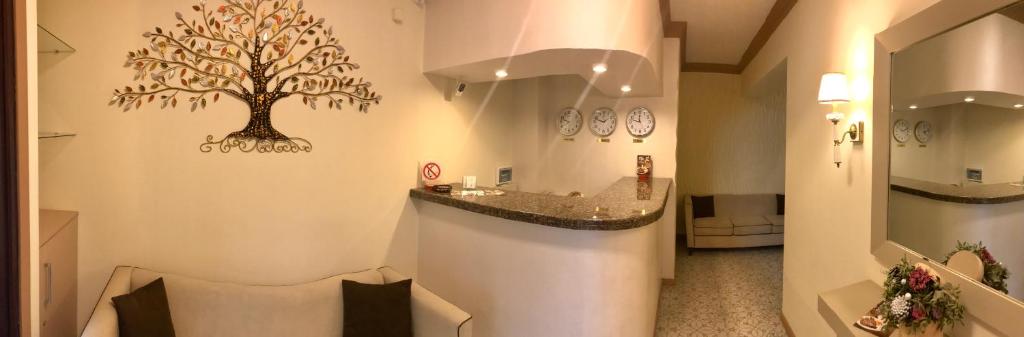 Non-stop hotel photo