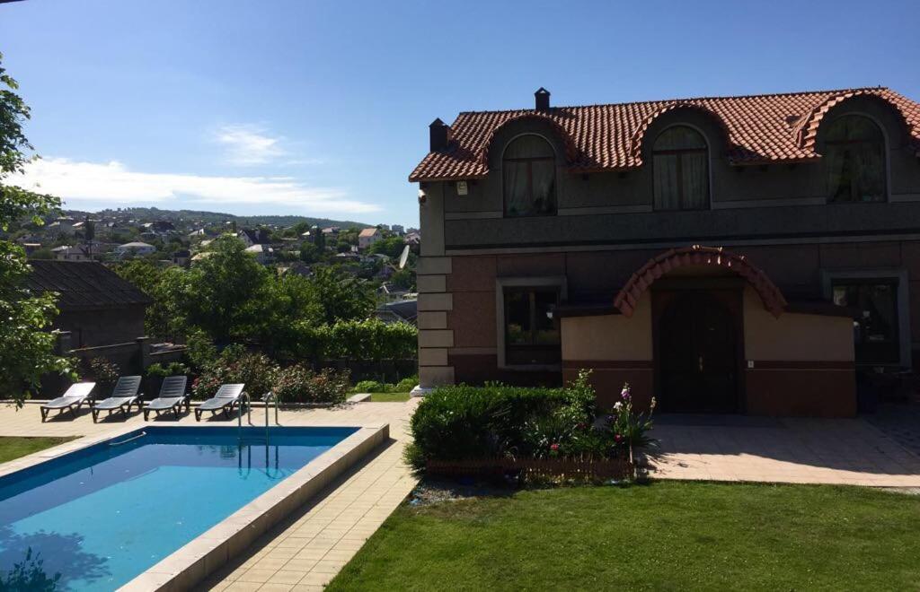 Дом в евпатории. Дом с бассейном новороссийск. Геленджик ул десантная 11. Беседка с бассейном. Абрау-дюрсо гостиница замок.