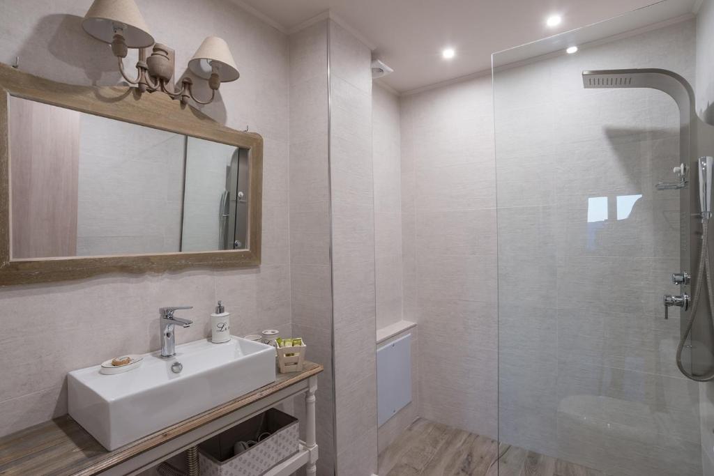 AlmondHouse Suites with Fireplace - ADULTS ONLY photo