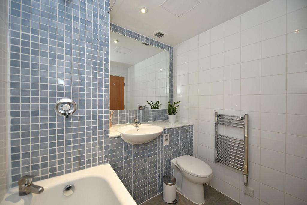 Modern & Peaceful Flat 2 Mins to Tube photo