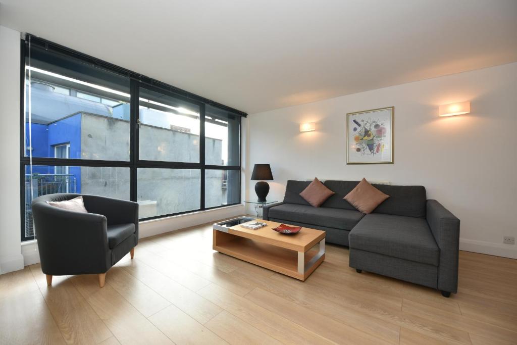 Modern &amp; Peaceful Flat 2 Mins to Tube — Hotel in London