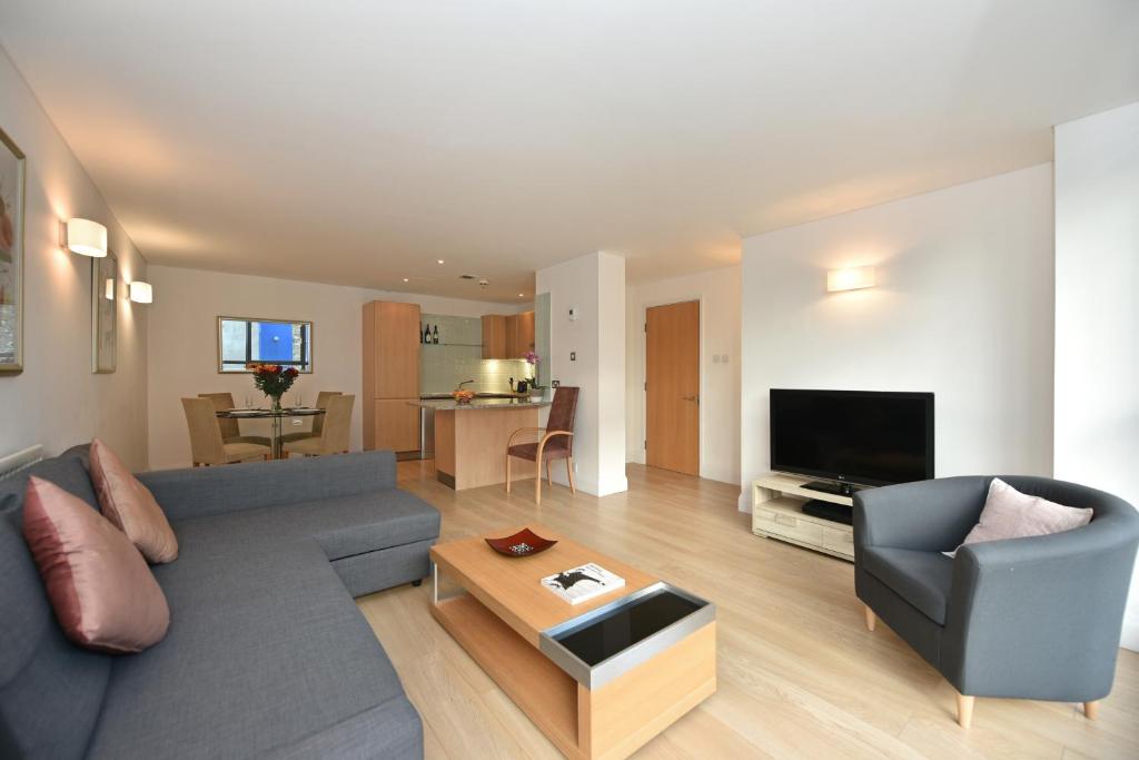 Modern & Peaceful Flat 2 Mins to Tube photo