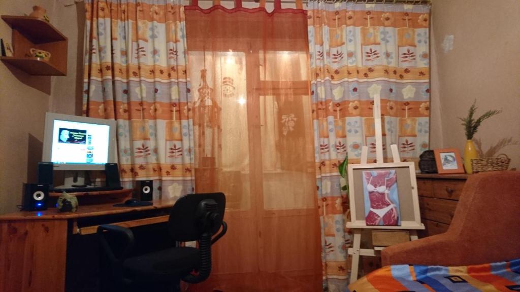 Comfortable isolated turnkey room near the subway and the International Exhibition Center photo