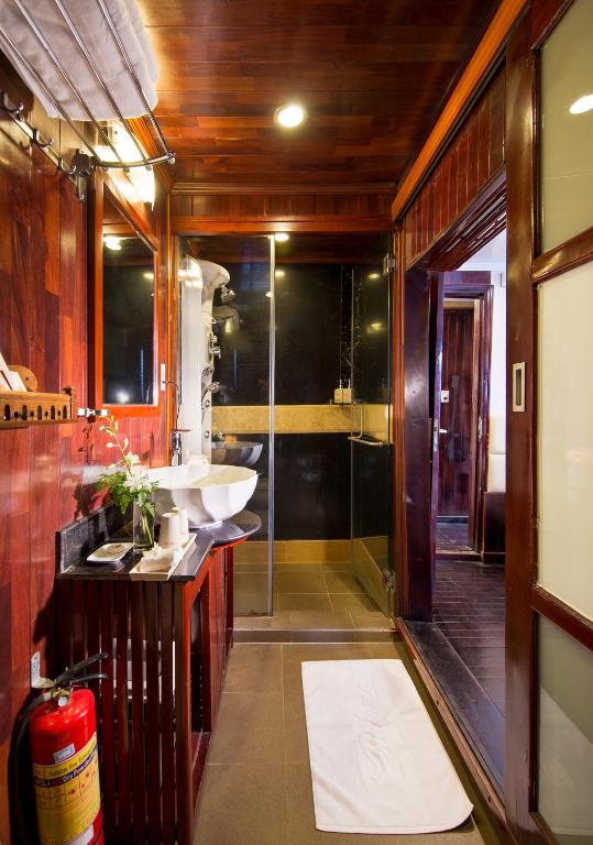 Bathroom, Halong Paloma Cruise in Hạ Long