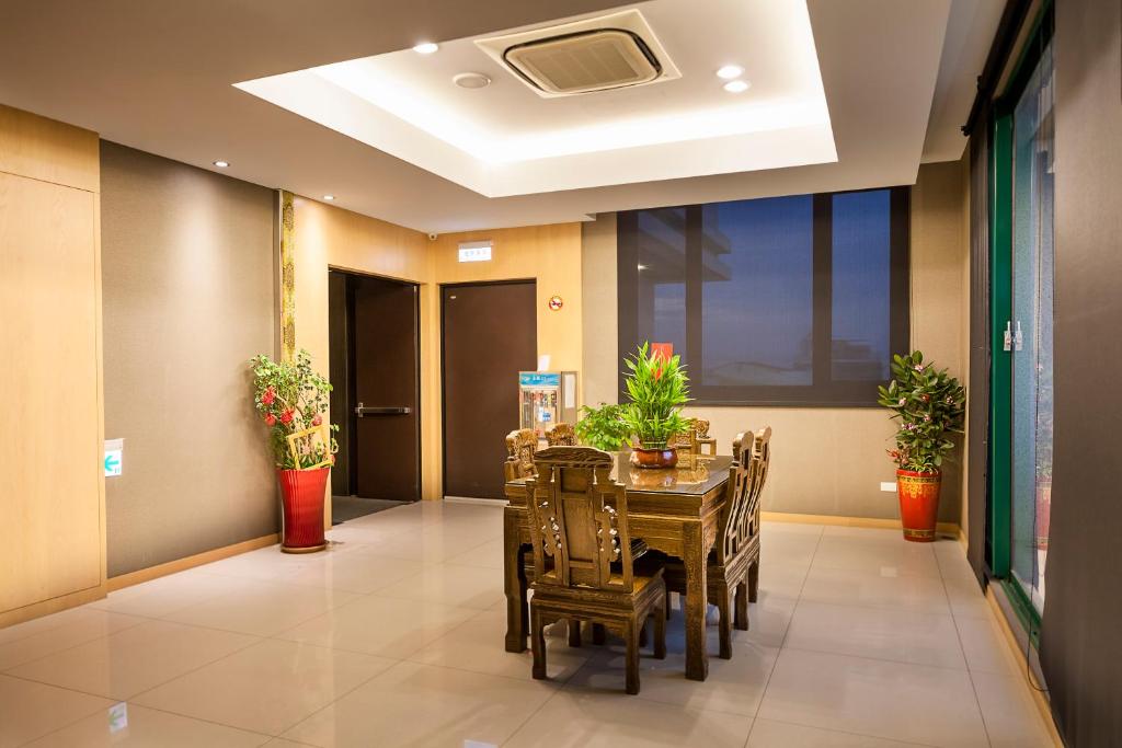1. Yunlin C..