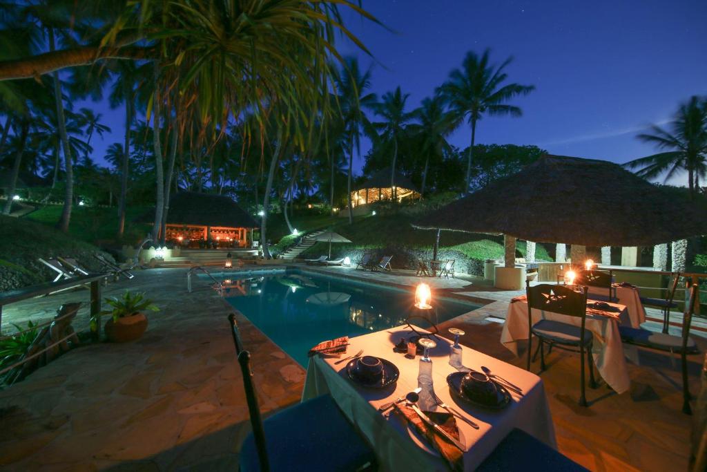 Kinasi Lodge — Hotel in Utende