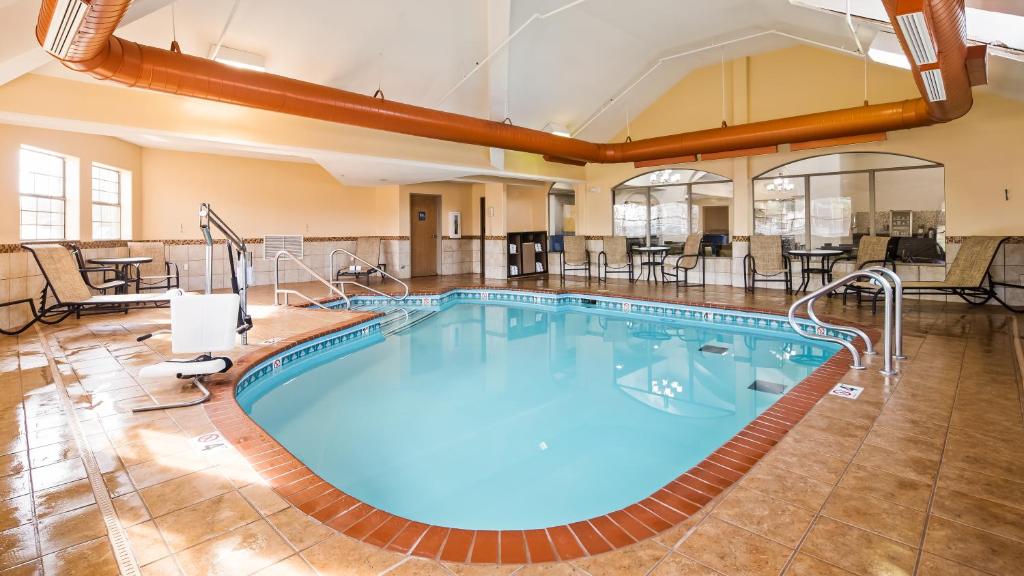 Best Western Plus Tulsa Inn & Suites スイミングプール