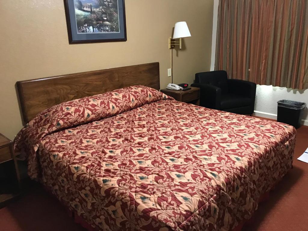 Travelers Inn photo