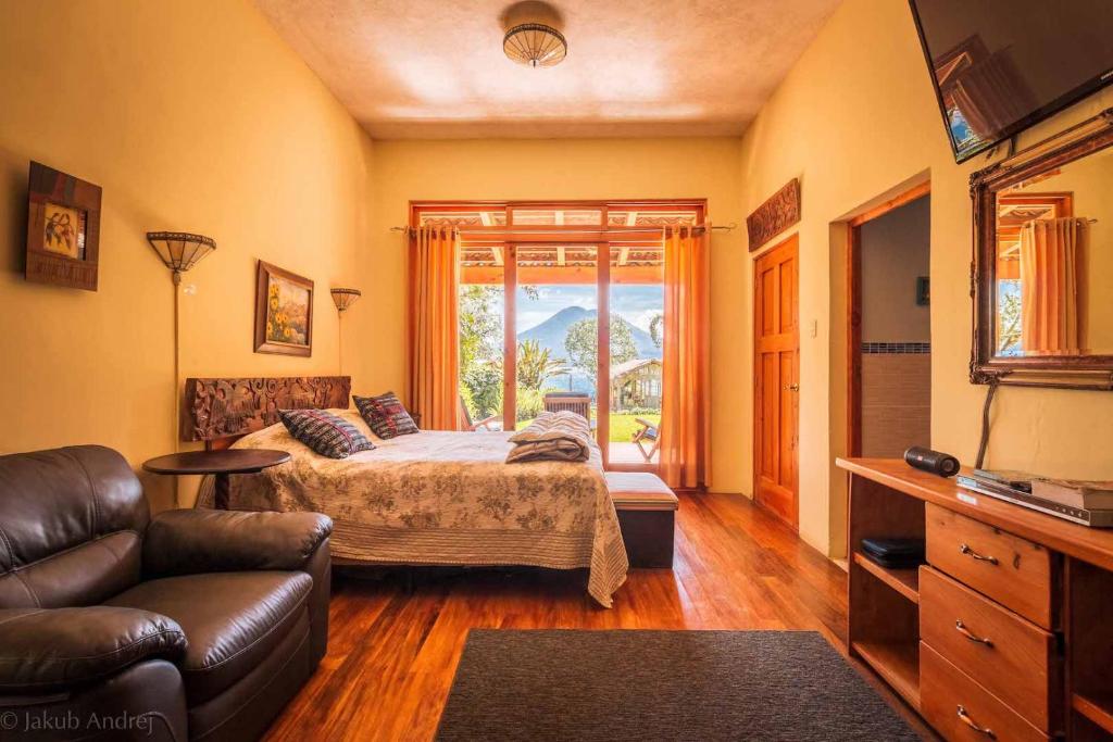 Deluxe Queen Studio , Lake Front Suite at Los Elementos in Santa Cruz la Laguna