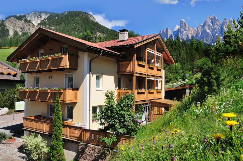 Haus Tannenburg — Hotel in Funes