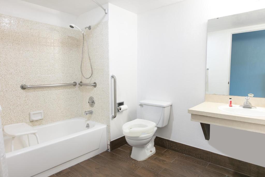 Super 8 By Wyndham Bishop Photo 5