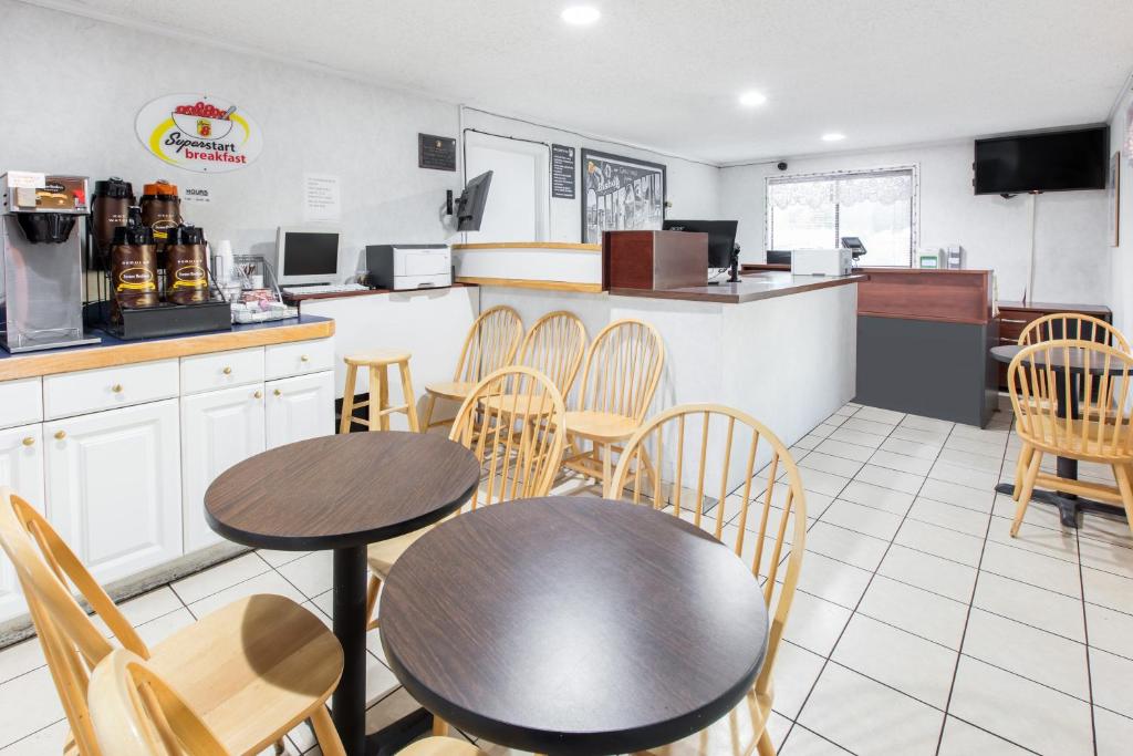 Super 8 By Wyndham Bishop Photo 10