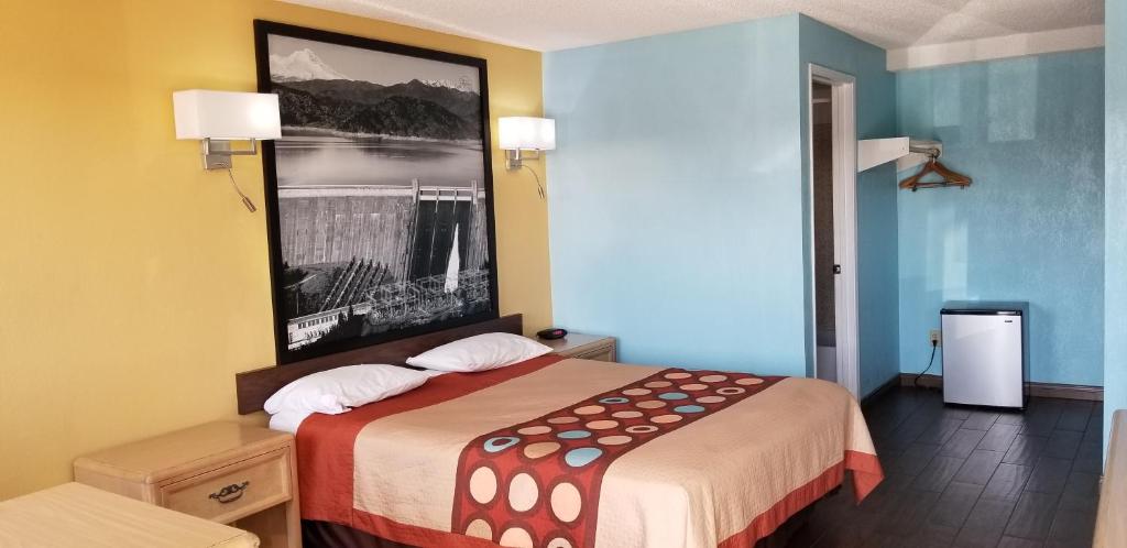 Super 8 By Wyndham Bishop Photo 16