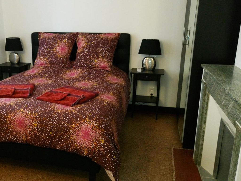 Queen Room with Shared Bathroom